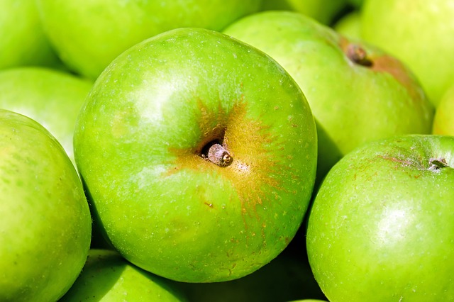 zelené jablko plné vitamínů
